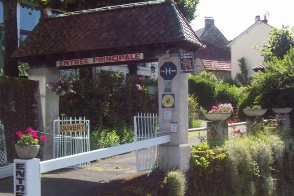 Restaurant spcialites rgionales Saint-Cirgues-de-Jordanne - Htel avec piscine Aurillac